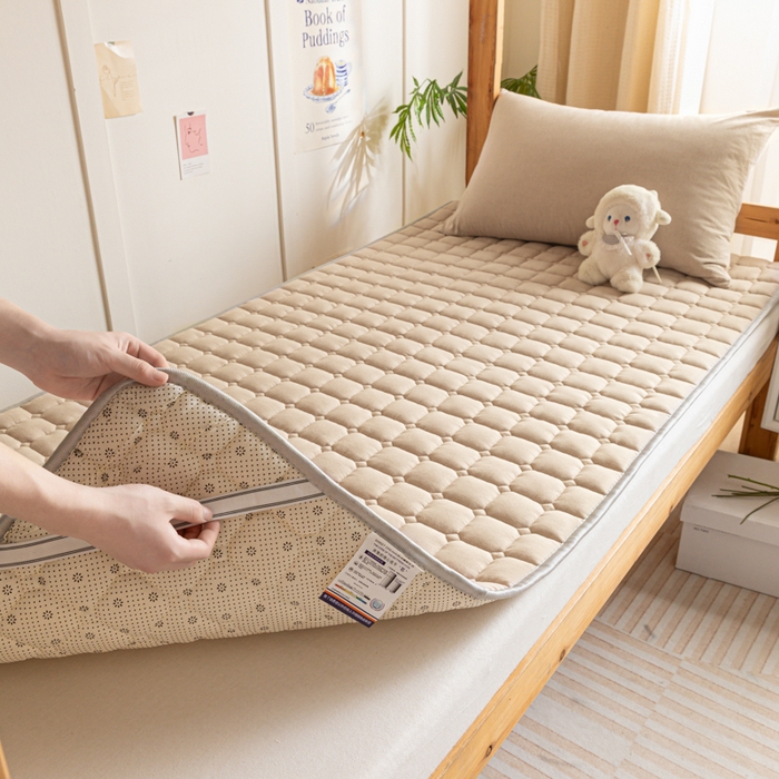 91家纺网 家纺一手货源 找家纺 卡伦家纺 2025新款全棉色织水洗棉夹棉床垫单人学生宿舍床垫 咖青年