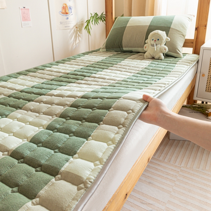 91家纺网 家纺一手货源 找家纺 卡伦家纺 2025新款全棉色织水洗棉夹棉床垫单人学生宿舍床垫 绿大格