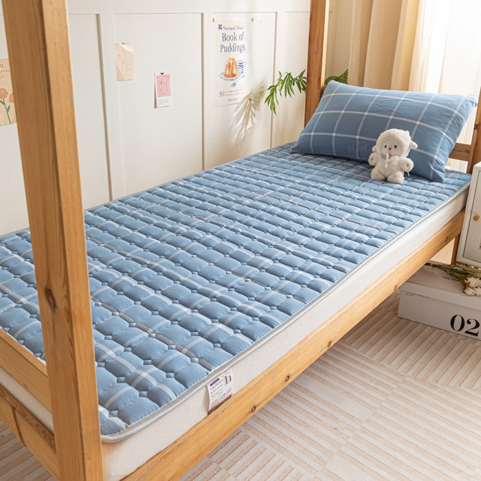 91家纺网 家纺一手货源 找家纺 卡伦家纺 2025新款全棉色织水洗棉夹棉床垫单人学生宿舍床垫 蓝灰中格