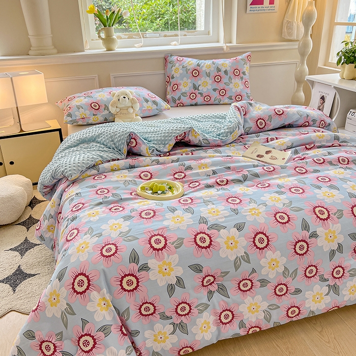 91家纺网 家纺一手货源 找家纺 居易简 2025新款水洗棉双层纱豆豆绒被被子被芯冬被春秋被豆豆被加绒直播  海棠朵朵