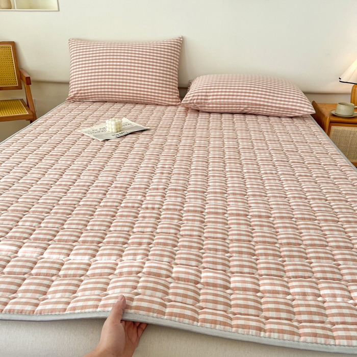 91家纺网 家纺一手货源 找家纺 卡伦家纺 2025新款全棉色织水洗棉夹棉床垫席梦思保护垫 粉小格