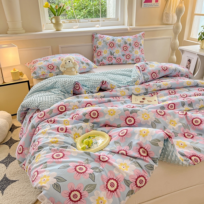 91家纺网 家纺一手货源 找家纺 居易简 2025新款水洗棉双层纱豆豆绒被被子被芯冬被春秋被豆豆被加绒直播  海棠朵朵