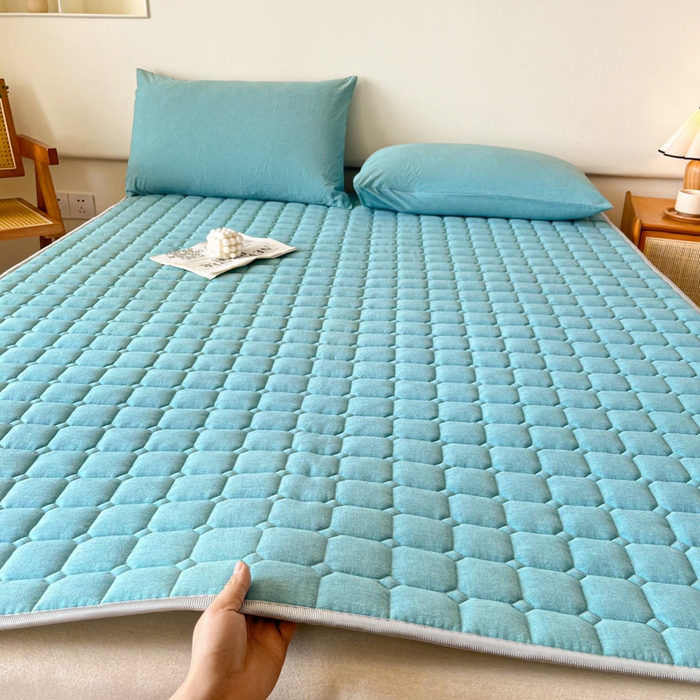 91家纺网 家纺一手货源 找家纺 卡伦家纺 2025新款全棉色织水洗棉夹棉床垫席梦思保护垫 海蓝青年