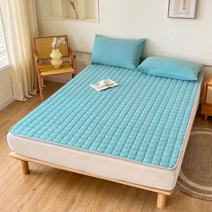 91家纺网 家纺一手货源 找家纺 卡伦家纺 2025新款全棉色织水洗棉夹棉床垫席梦思保护垫 海蓝青年