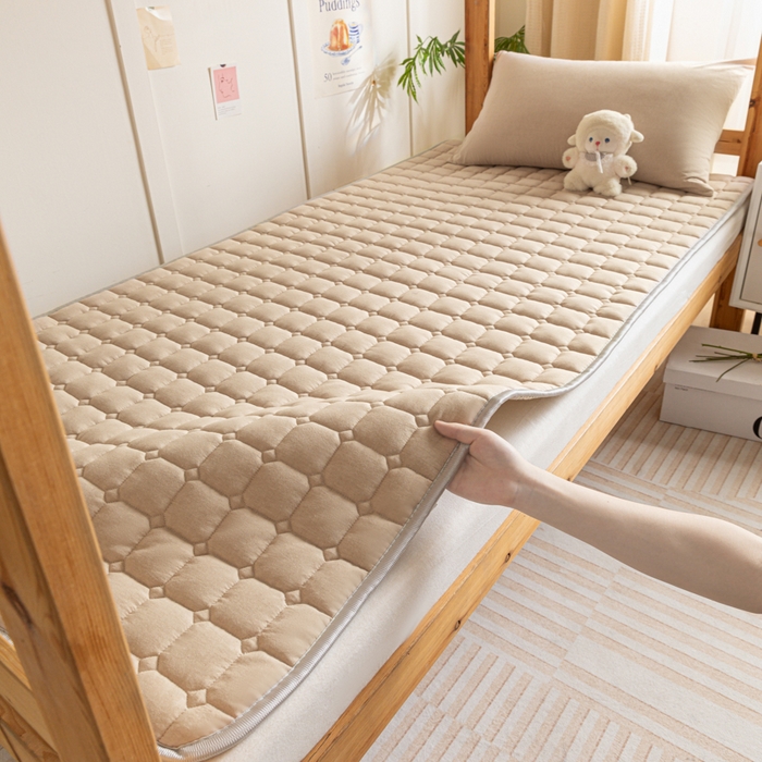 91家纺网 家纺一手货源 找家纺 卡伦家纺 2025新款全棉色织水洗棉夹棉床垫单人学生宿舍床垫 咖青年