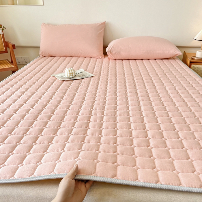 91家纺网 家纺一手货源 找家纺 卡伦家纺 2025新款全棉色织水洗棉夹棉床垫席梦思保护垫 粉青年