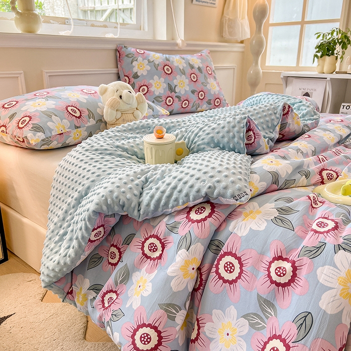 91家纺网 家纺一手货源 找家纺 居易简 2025新款水洗棉双层纱豆豆绒被被子被芯冬被春秋被豆豆被加绒直播  海棠朵朵