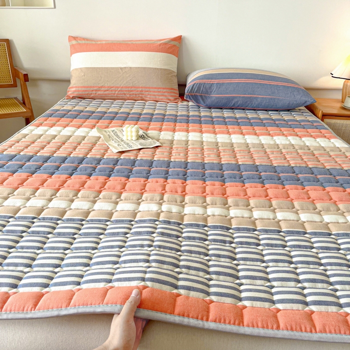 91家纺网 家纺一手货源 找家纺 卡伦家纺 2025新款全棉色织水洗棉夹棉床垫席梦思保护垫 橘兰咖条