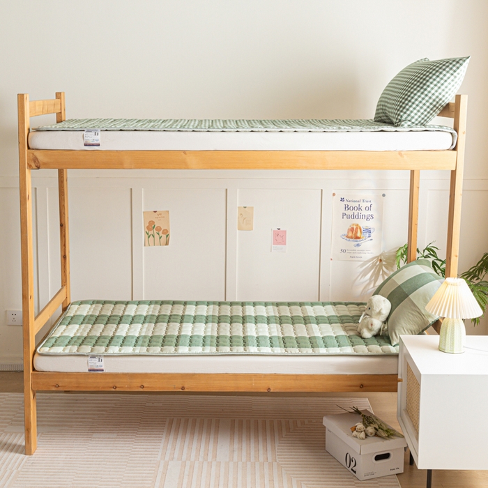 91家纺网 家纺一手货源 找家纺 卡伦家纺 2025新款全棉色织水洗棉夹棉床垫单人学生宿舍床垫 绿大格