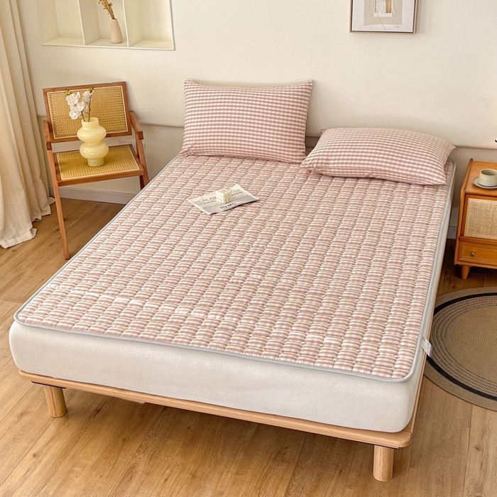 91家纺网 家纺一手货源 找家纺 卡伦家纺 2025新款全棉色织水洗棉夹棉床垫席梦思保护垫 粉小格