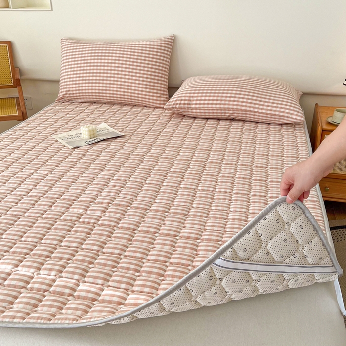 91家纺网 家纺一手货源 找家纺 卡伦家纺 2025新款全棉色织水洗棉夹棉床垫席梦思保护垫 粉小格