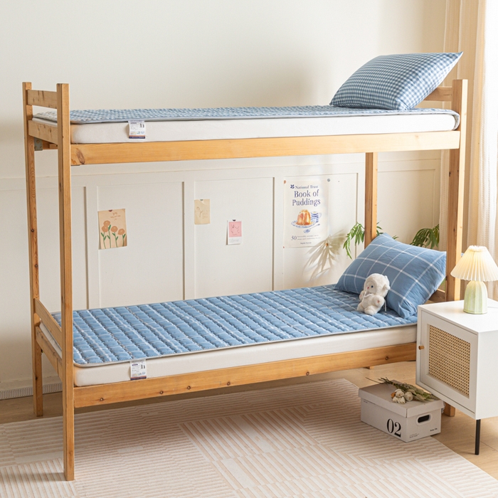 91家纺网 家纺一手货源 找家纺 卡伦家纺 2025新款全棉色织水洗棉夹棉床垫单人学生宿舍床垫 蓝灰中格