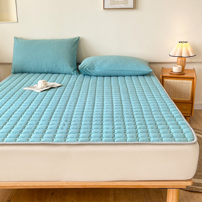 91家纺网 家纺一手货源 找家纺 卡伦家纺 2025新款全棉色织水洗棉夹棉床垫席梦思保护垫 海蓝青年