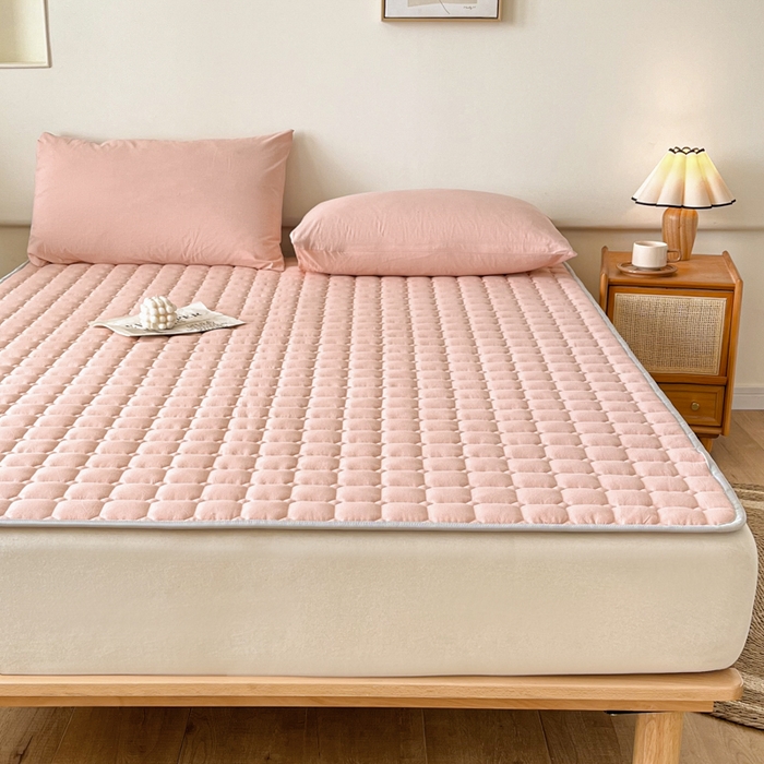 91家纺网 家纺一手货源 找家纺 卡伦家纺 2025新款全棉色织水洗棉夹棉床垫席梦思保护垫 粉青年