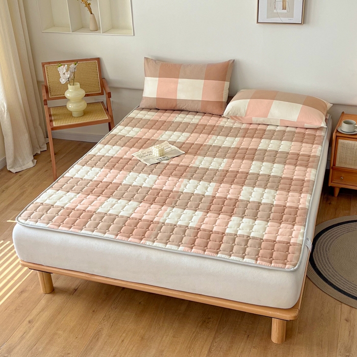 91家纺网 家纺一手货源 找家纺 卡伦家纺 2025新款全棉色织水洗棉夹棉床垫席梦思保护垫 粉大格