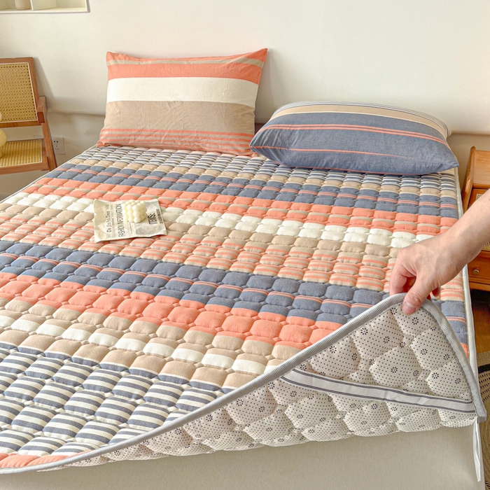 91家纺网 家纺一手货源 找家纺 卡伦家纺 2025新款全棉色织水洗棉夹棉床垫席梦思保护垫 橘兰咖条