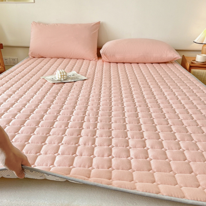 91家纺网 家纺一手货源 找家纺 卡伦家纺 2025新款全棉色织水洗棉夹棉床垫席梦思保护垫 粉青年