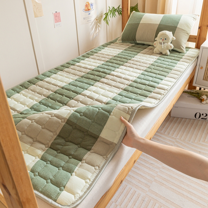 91家纺网 家纺一手货源 找家纺 卡伦家纺 2025新款全棉色织水洗棉夹棉床垫单人学生宿舍床垫 绿大格