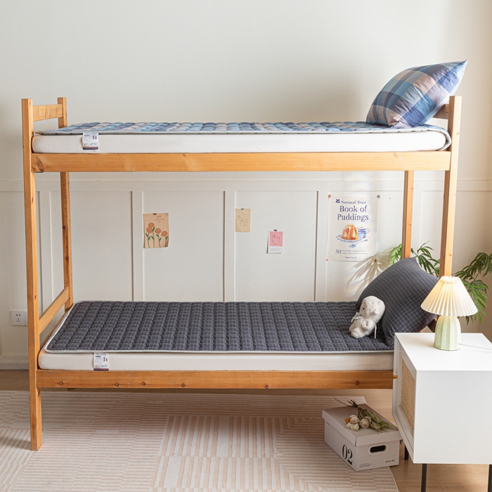 91家纺网 家纺一手货源 找家纺 卡伦家纺 2025新款全棉色织水洗棉夹棉床垫单人学生宿舍床垫 灰小方格