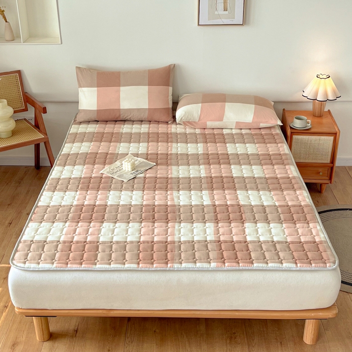 91家纺网 家纺一手货源 找家纺 卡伦家纺 2025新款全棉色织水洗棉夹棉床垫席梦思保护垫 粉大格