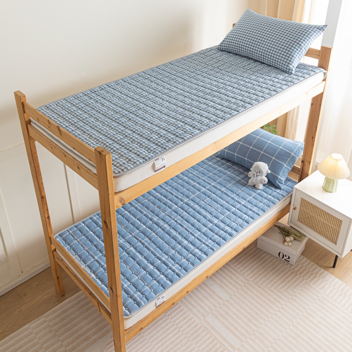 91家纺网 家纺一手货源 找家纺 卡伦家纺 2025新款全棉色织水洗棉夹棉床垫单人学生宿舍床垫 蓝灰中格