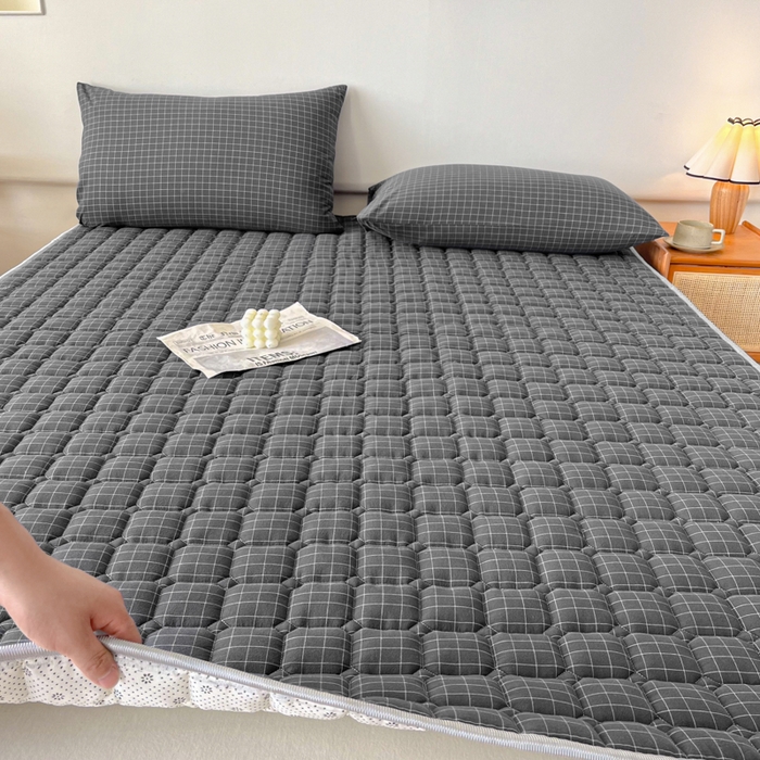 91家纺网 家纺一手货源 找家纺 卡伦家纺 2025新款全棉色织水洗棉夹棉床垫席梦思保护垫 灰小方格