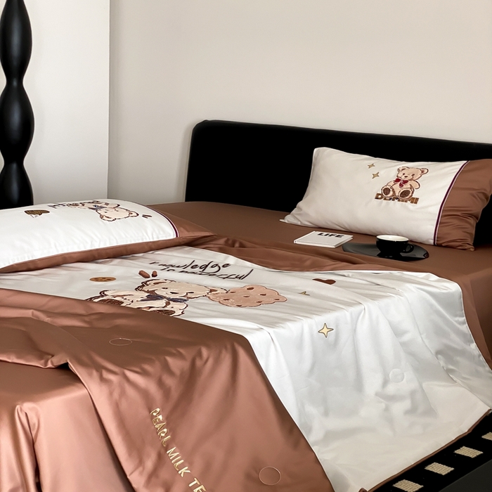 91家纺网 家纺一手货源 找家纺 优然居家纺 2024新款儿童天丝夏被系列 巧克力学院熊