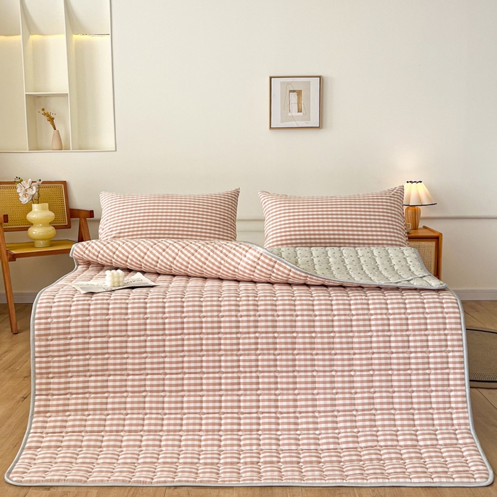 91家纺网 家纺一手货源 找家纺 卡伦家纺 2025新款全棉色织水洗棉夹棉床垫席梦思保护垫 粉小格