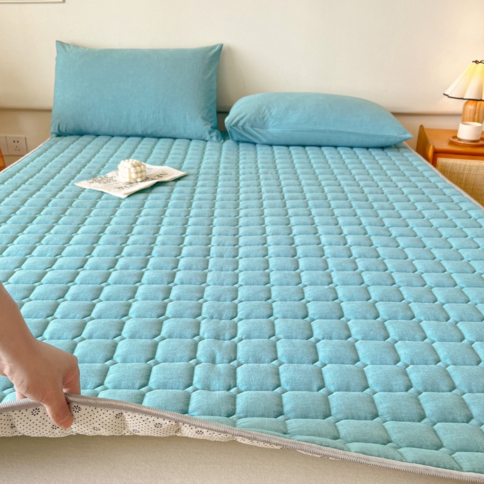 91家纺网 家纺一手货源 找家纺 卡伦家纺 2025新款全棉色织水洗棉夹棉床垫席梦思保护垫 海蓝青年