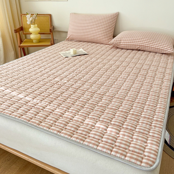 91家纺网 家纺一手货源 找家纺 卡伦家纺 2025新款全棉色织水洗棉夹棉床垫席梦思保护垫 粉小格