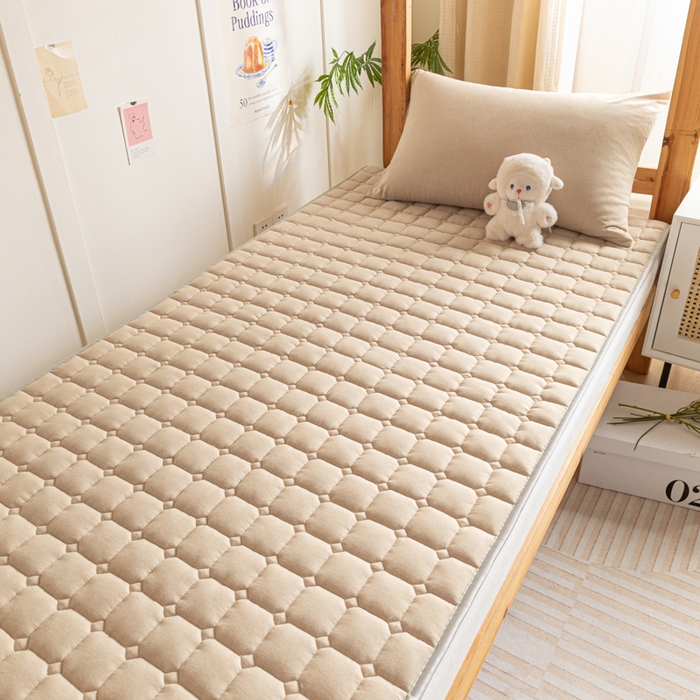 91家纺网 家纺一手货源 找家纺 卡伦家纺 2025新款全棉色织水洗棉夹棉床垫单人学生宿舍床垫 咖青年