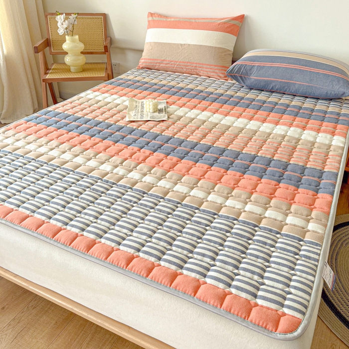 91家纺网 家纺一手货源 找家纺 卡伦家纺 2025新款全棉色织水洗棉夹棉床垫席梦思保护垫 橘兰咖条