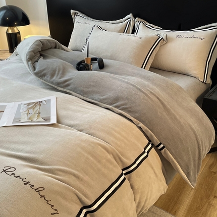 91家纺网 家纺一手货源 找家纺 （总）麦空 2025新款高克重牛奶绒刺绣织带款四件套-彩虹系列