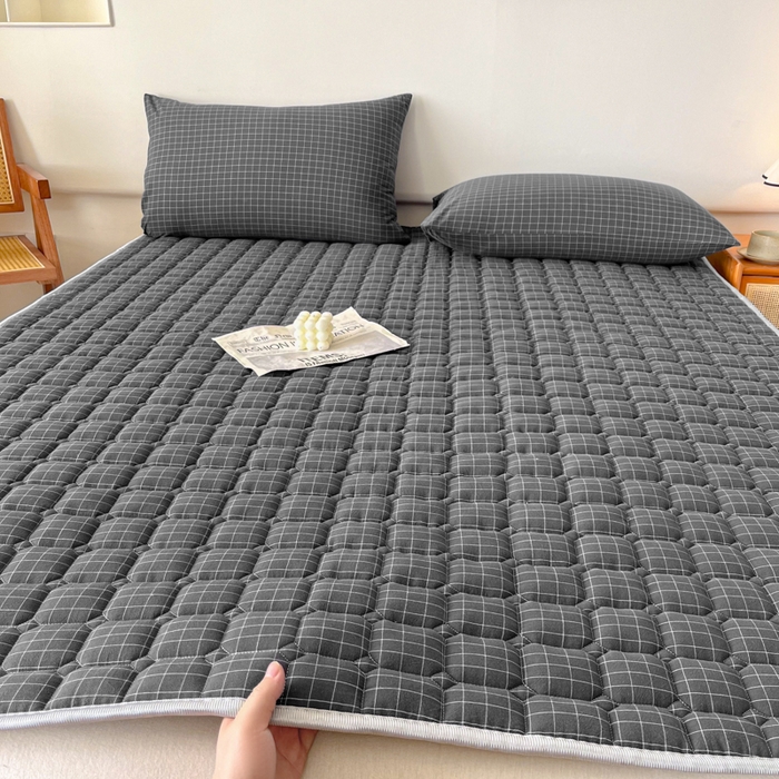 91家纺网 家纺一手货源 找家纺 卡伦家纺 2025新款全棉色织水洗棉夹棉床垫席梦思保护垫 灰小方格