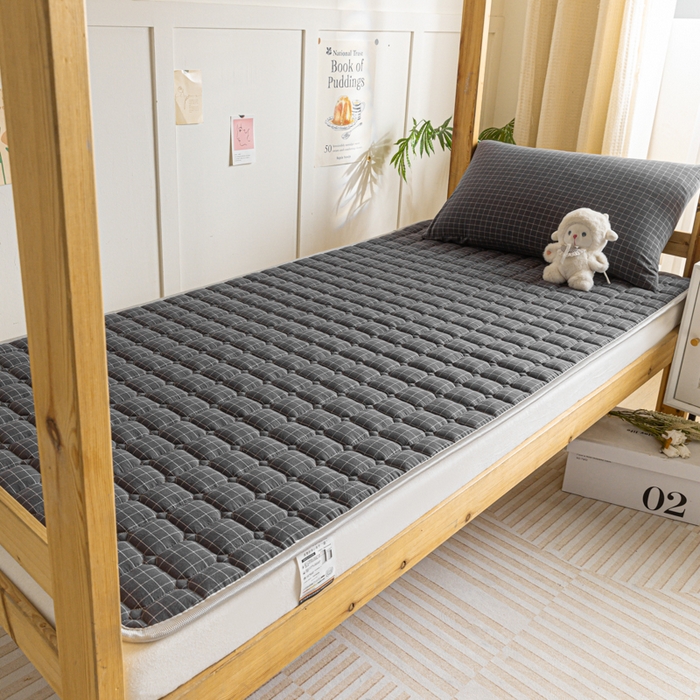 91家纺网 家纺一手货源 找家纺 卡伦家纺 2025新款全棉色织水洗棉夹棉床垫单人学生宿舍床垫 灰小方格