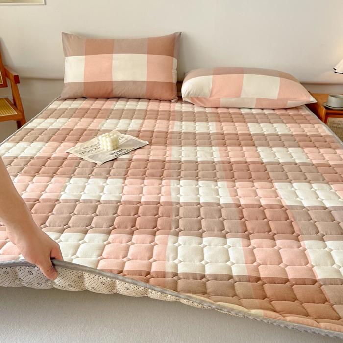 91家纺网 家纺一手货源 找家纺 卡伦家纺 2025新款全棉色织水洗棉夹棉床垫席梦思保护垫 粉大格