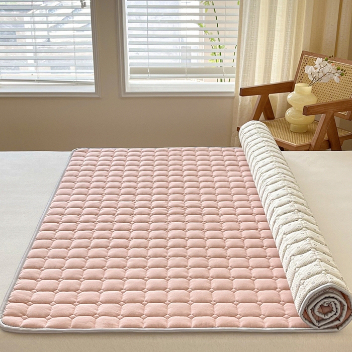 91家纺网 家纺一手货源 找家纺 卡伦家纺 2025新款全棉色织水洗棉夹棉床垫席梦思保护垫 粉青年