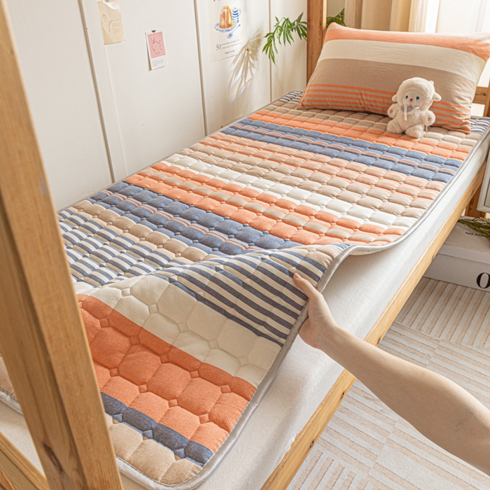 91家纺网 家纺一手货源 找家纺 卡伦家纺 2025新款全棉色织水洗棉夹棉床垫单人学生宿舍床垫 橘兰咖条