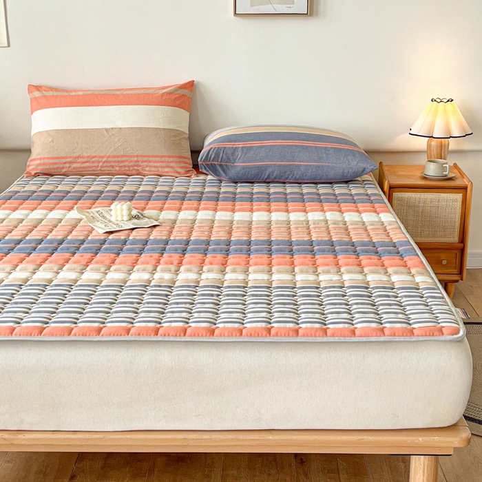 91家纺网 家纺一手货源 找家纺 卡伦家纺 2025新款全棉色织水洗棉夹棉床垫席梦思保护垫 橘兰咖条