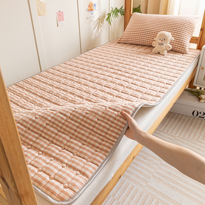 91家纺网 家纺一手货源 找家纺 卡伦家纺 2025新款全棉色织水洗棉夹棉床垫单人学生宿舍床垫 粉小格