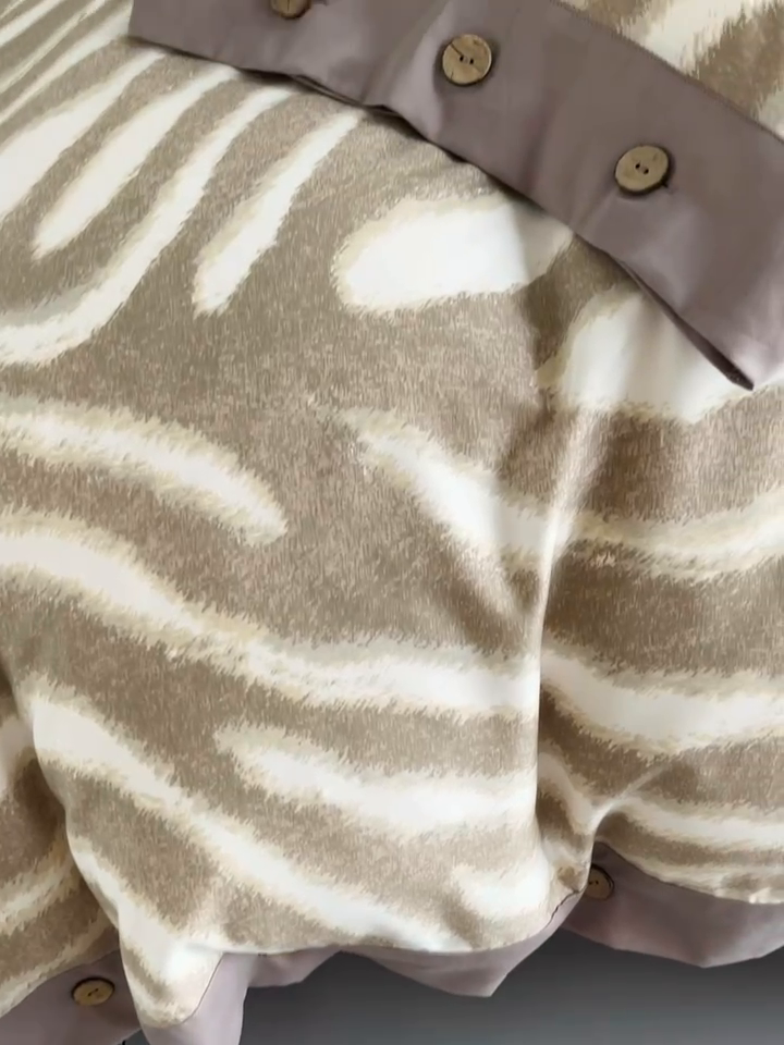 91家纺网 家纺一手货源 找家纺 艾迪尚家纺 2025新款柔丝茸磨毛印花纽扣款单被套 唐顿