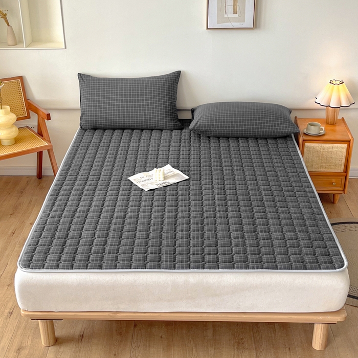 91家纺网 家纺一手货源 找家纺 卡伦家纺 2025新款全棉色织水洗棉夹棉床垫席梦思保护垫 灰小方格