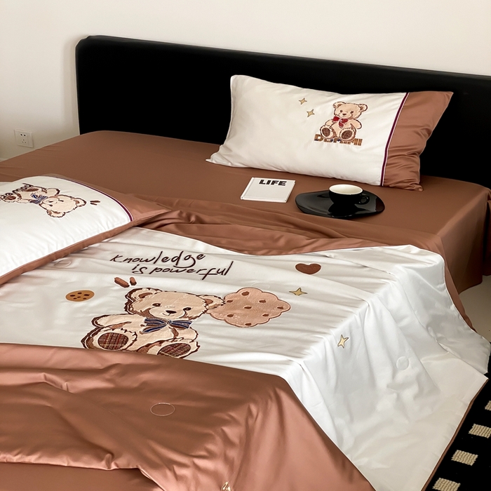 91家纺网 家纺一手货源 找家纺 优然居家纺 2024新款儿童天丝夏被系列 巧克力学院熊