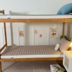 91家纺网 家纺一手货源 找家纺 卡伦家纺 2025新款全棉色织水洗棉夹棉床垫单人学生宿舍床垫 咖青年