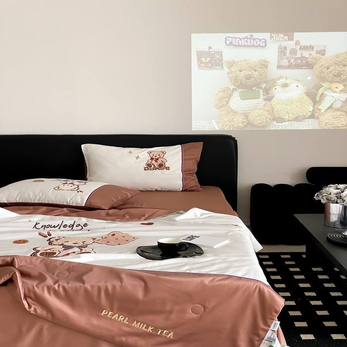 91家纺网 家纺一手货源 找家纺 优然居家纺 2024新款儿童天丝夏被系列 巧克力学院熊