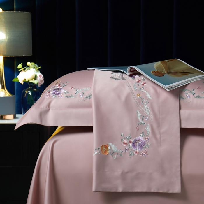 91家纺网 家纺一手货源 找家纺 美娘阁2025新款双股长绒棉居家款四件套 花与爱丽丝-粉玉色