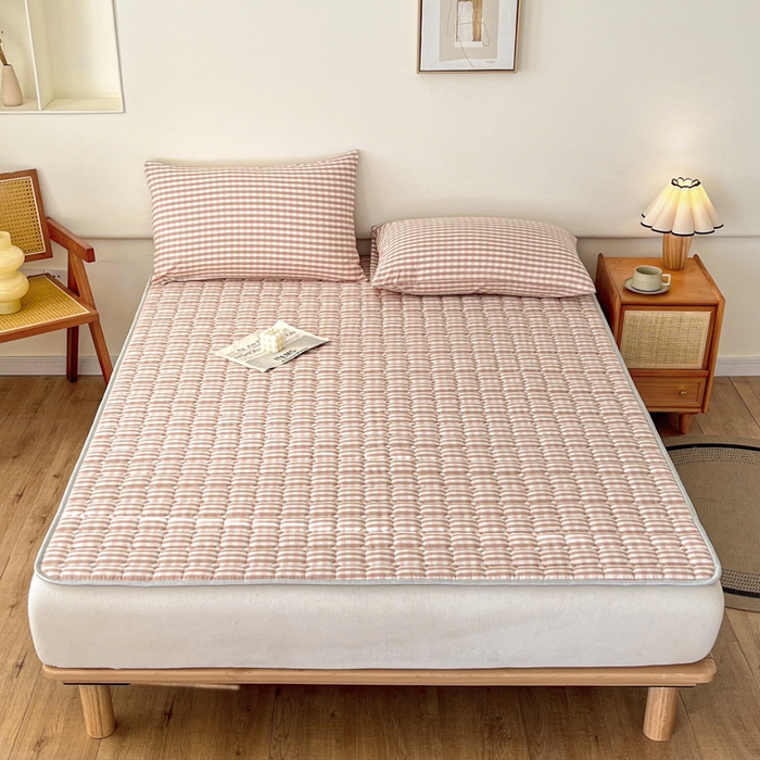 91家纺网 家纺一手货源 找家纺 卡伦家纺 2025新款全棉色织水洗棉夹棉床垫席梦思保护垫 粉小格