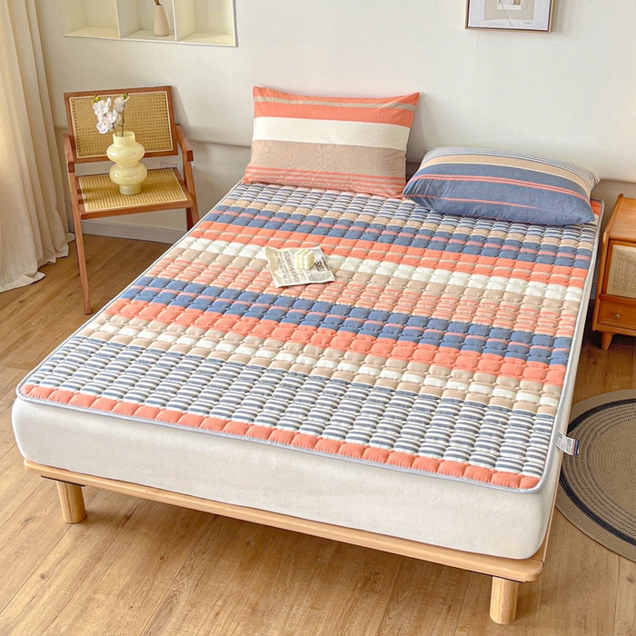 91家纺网 家纺一手货源 找家纺 卡伦家纺 2025新款全棉色织水洗棉夹棉床垫席梦思保护垫 橘兰咖条