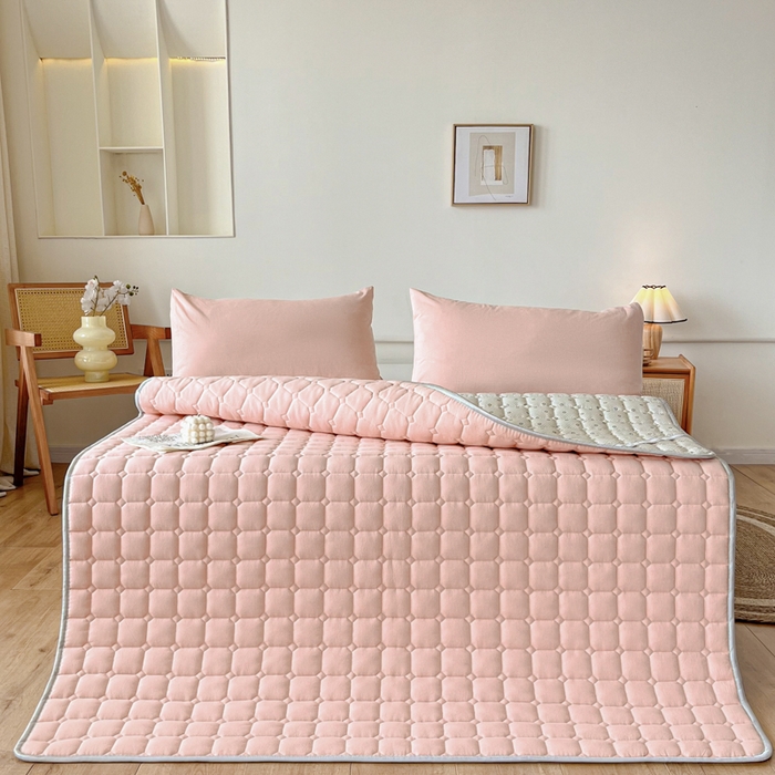 91家纺网 家纺一手货源 找家纺 卡伦家纺 2025新款全棉色织水洗棉夹棉床垫席梦思保护垫 粉青年