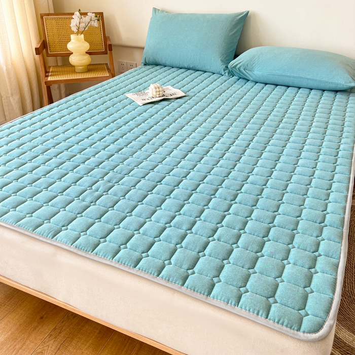 91家纺网 家纺一手货源 找家纺 卡伦家纺 2025新款全棉色织水洗棉夹棉床垫席梦思保护垫 海蓝青年